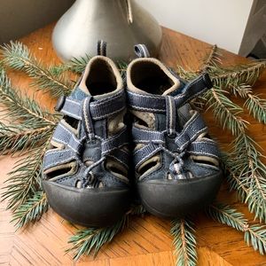 TODDLER KEENS SIZE 6
